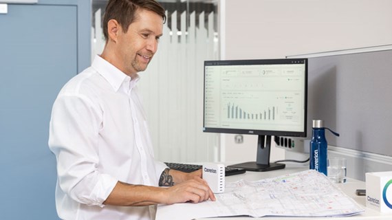 Mann-i-hvit-skjorte-jobber-med-tegninger-pa-kontor.jpg (42.2 KB)