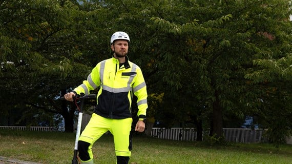 Caverion technician with an e-scooter.jpg (3.9 MB)